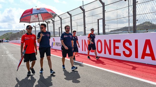 Pembalap Honda Team Asia Veda Pratama (kiri) berjalan keliling sirkuit bersama rekan timnya saat mengikuti sesi pengenalan lintasan (riders track familiarisation) jelang balapan MotoGP di Sirkuit Internasional Pertamina Mandalika, KEK Mandalika, Kuta, Praya, Lombok Tengah, NTB, Kamis (8/10/2026). [ANTARA FOTO/Ahmad Subaidi/YU]