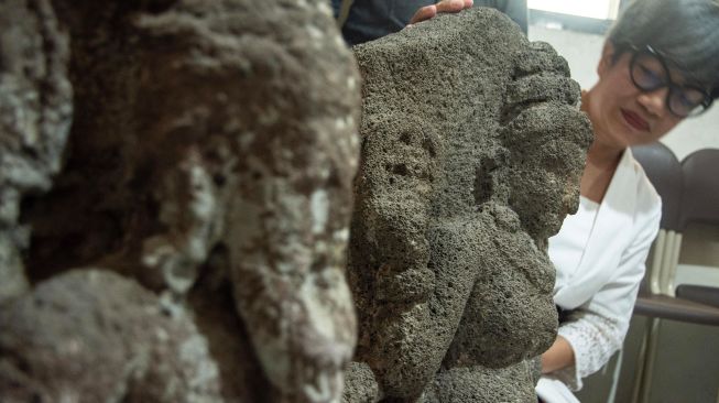 Kepala Dinas Arsip dan Perpustakaan Kota Bandung Dewi Kaniasari melihat kondisi dua arca saat penyerahan di Kantor AMS, Bandung, Jawa Barat, Kamis (8/10/2026). [ANTARA FOTO/Novrian Arbi/YU]
