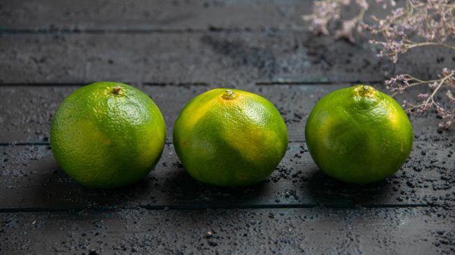 Cara Menghilangkan Flek Hitam dengan Jeruk Nipis dan Garam, Apakah Aman?