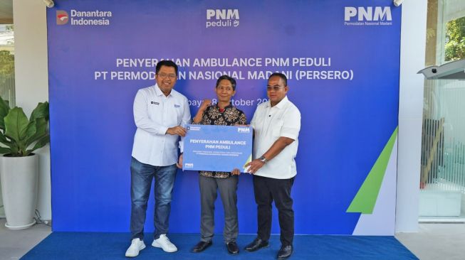 PNM Peduli menyerahkan satu unit ambulans kepada Yayasan Roudlotul Jannah di Kantor PNM Cabang Surabaya pada Kamis (8/10/2026). (Dok: PNM)