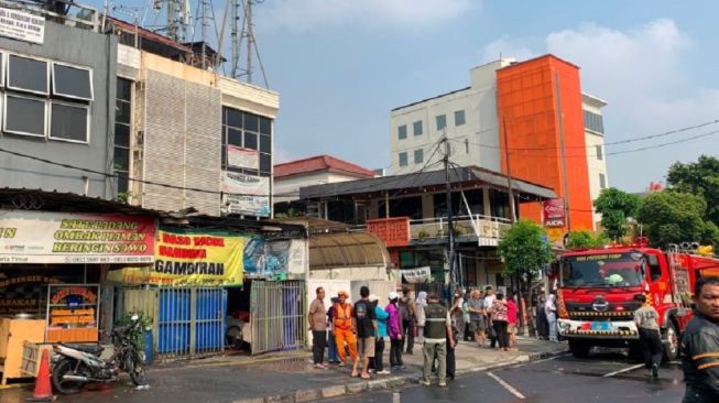 Rumah Makan Padang di Rawamangun Terbakar, 4 Karyawan Terkapar