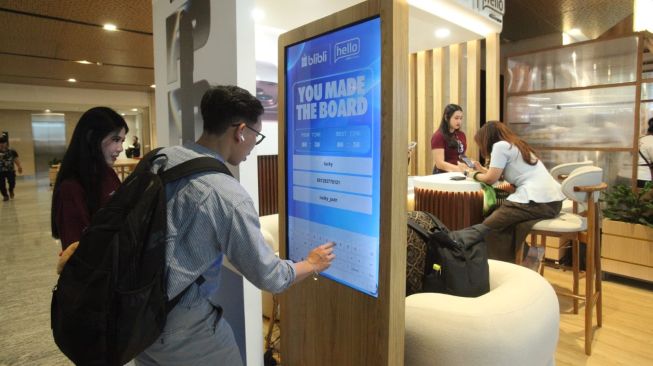 Sejumlah pengunjung melihat pilihan iPhone 18 Pro dan iPhone 18 Pro Max pada Blibli Hello Pre-order Booth di salah satu kawasan perkantoran Jakarta. [handout]