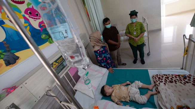 Orang tua dari pasien anak penderita infeksi saluran pernapasan akut (ISPA) menunggu anaknya yang menjalani perawatan di Rumah Sakit Charitas Palembang, Sumatera Selatan, Jumat (9/10/2026). [ANTARA FOTO/Nova Wahyudi/nym]