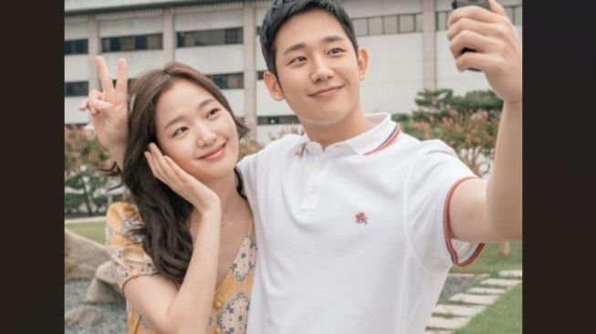 Terjebak Situasi Right Person Wrong Time? Film Tune In for Love Punya Jawabannya