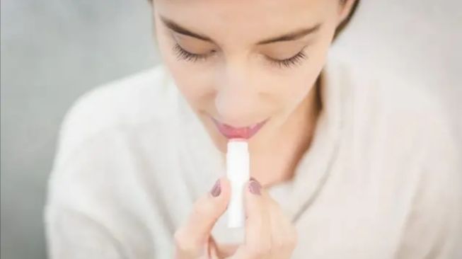 Cuaca Panas Ekstrem? Ini 4 Lip Balm SPF 50 Biar Bibir Nggak Gosong!