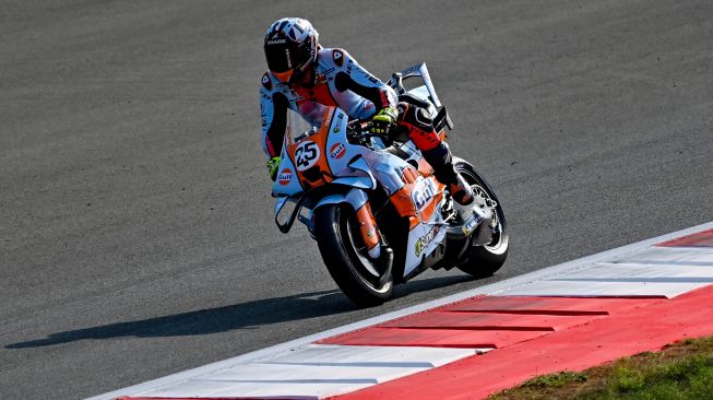Pembalap SuperFile Trackhouse MotoGP Team Raul Fernandez memacu kecepatan sepeda motornya saat mengikuti sesi Practice MotoGP di Sirkuit Internasional Pertamina Mandalika, Lombok Tengah, NTB, Jumat (9/10/2026). [ANTARA FOTO/Ahmad Subaidi/nym]
