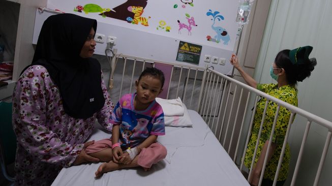 Petugas kesehatan memeriksa infus pasien anak penderita infeksi saluran pernapasan akut (ISPA) saat perawatan di Rumah Sakit Charitas Palembang, Sumatera Selatan, Jumat (9/10/2026). [ANTARA FOTO/Nova Wahyudi/nym]