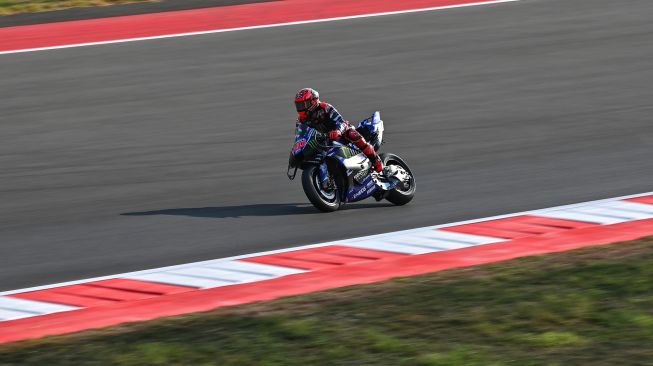 Pembalap Monster Energy Yamaha MotoGP Fabio Quartararo memacu kecepatan sepeda motornya saat mengikuti sesi Practice MotoGP di Sirkuit Internasional Pertamina Mandalika, Lombok Tengah, NTB, Jumat (9/10/2026). [ANTARA FOTO/Ahmad Subaidi/nym]