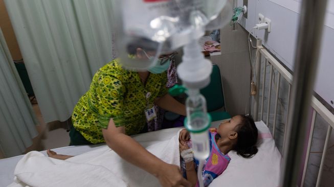 Petugas kesehatan memeriksa kondisi pasien anak penderita infeksi saluran pernapasan akut (ISPA) yang menjalani perawatan di Rumah Sakit Charitas Palembang, Sumatera Selatan, Jumat (9/10/2026). [ANTARA FOTO/Nova Wahyudi/nym]