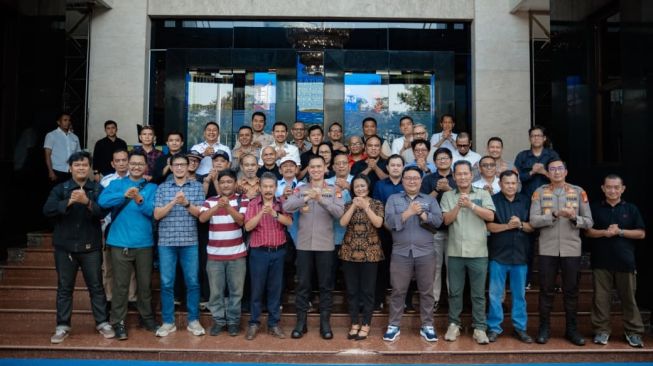 Kapolda Metro Jaya Komjen Dadang Hartanto dan jajaran pejabat utama Polda Metro Jaya menggelar diskusi dan silaturhami bersama insan pers di Gedung Promoter Mapolda Metro Jaya, Jakarta, Sabtu (10/10/2026).