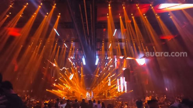 Punya kapasitas seribu tamu, Black Owl SCBD memiliki layar LED 360 derajat terbesar se-Asia dan lebih dari 1.500 titik spesial lighting instalasi kinetic lighting yang bergerak dinamis. [Ferry Noviandi/Suara.com]