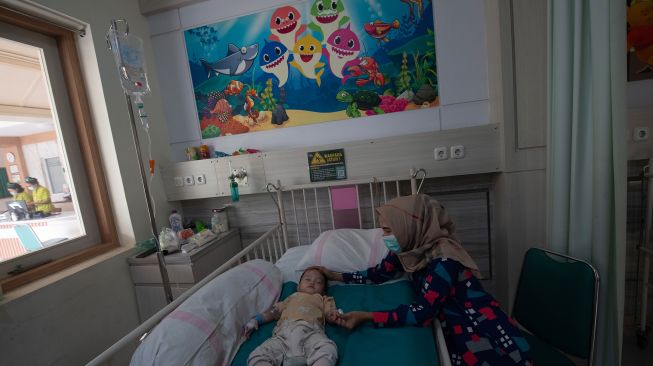 Orang tua dari pasien anak penderita infeksi saluran pernapasan akut (ISPA) menunggu anaknya yang menjalani perawatan di Rumah Sakit Charitas Palembang, Sumatera Selatan, Jumat (9/10/2026). [ANTARA FOTO/Nova Wahyudi/nym] 