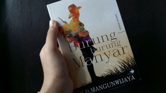 Review Novel Burung-Burung Manyar: Saat Perang dan Sejarah Merenggut Tempat Kita Pulang
