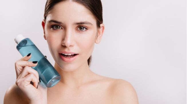 Bebas Kusam dan Noda Hitam! 4 Toner Alpha Arbutin untuk Meratakan Warna Kulit
