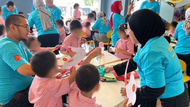 Sehari Jadi Kakak Bimbing, Karyawan dan Jurnalis Temani Ribuan Anak Marginal Bermain dan Belajar