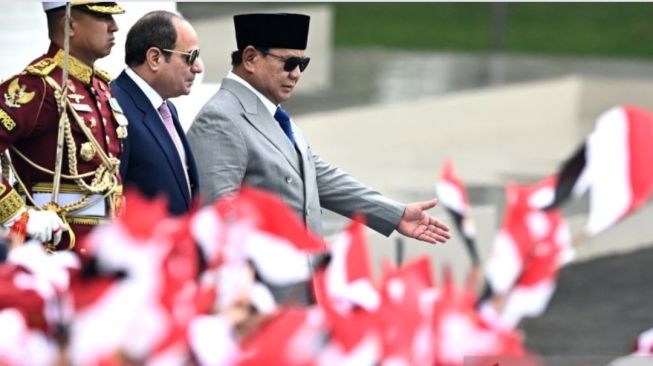 Momen Presiden Prabowo Perkenalkan Bahlil Lahadalia dan Seskab Teddy kepada Presiden El-Sisi