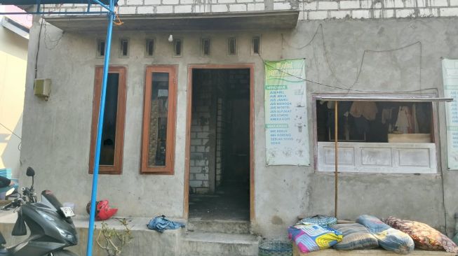 Warga Desa Growong Lor saat sedang menunjukkan TKP kebakaran yang merenggut nyawa balita. [Suara.com/Singgih Tri]