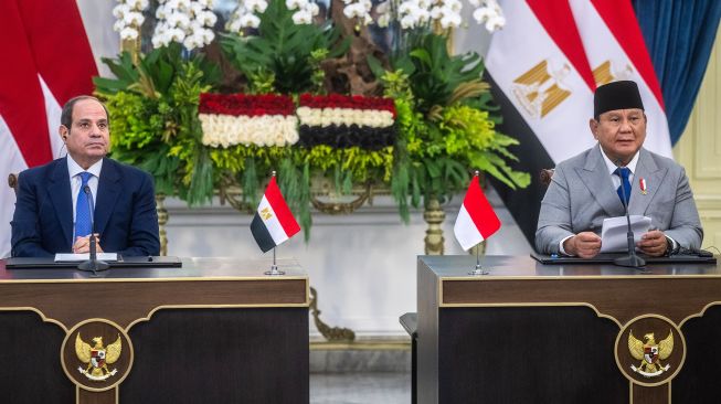 Presiden Prabowo Subianto (kanan) bersama Presiden Mesir Abdel Fattah el-Sisi (kiri) menyampaikan keterangan pers usai pertemuan bilateral di Istana Merdeka, Jakarta, Minggu (11/10/2026). [ANTARA FOTO/Bayu Pratama S/bar]