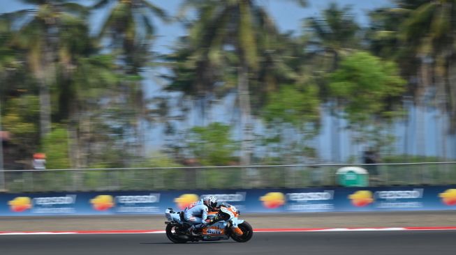 Pembalap SuperFile Trackhouse MotoGP Team Raul Fernandez memacu kecepatan sepeda motornya pada balapan MotoGP Pertamina Grand Prix of Indonesia 2026 di Sirkuit Internasional Pertamina Mandalika, KEK Mandalika, Lombok Tengah, NTB, Minggu (11/10/2026). [ANTARA FOTO/Fikri Yusuf/app/bar]