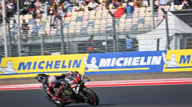 Pembalap Aprilia Racing Marco Bezzecchi memacu kecepatan sepeda motornya pada balapan MotoGP Pertamina Grand Prix of Indonesia 2026 di Sirkuit Internasional Pertamina Mandalika, KEK Mandalika, Lombok Tengah, NTB, Minggu (11/10/2026). [ANTARA FOTO/Ahmad Subaidi/app/bar]
