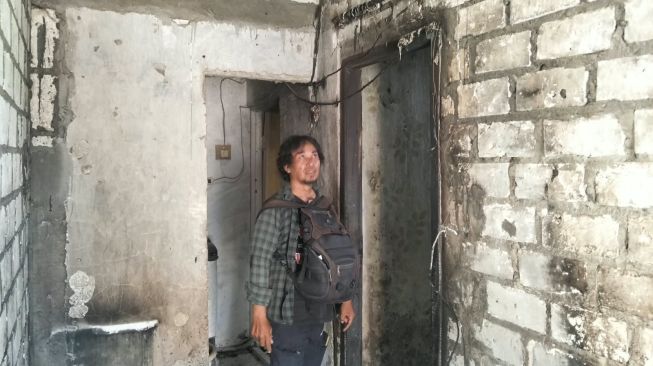 Warga Desa Growong Lor saat sedang menunjukkan TKP kebakaran yang merenggut nyawa balita. [Suara.com/Singgih Tri]