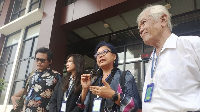 Pakar hukum tata negara dari Sekolah Tinggi Hukum Indonesia Jentera, Bivitri Susanti bersama Koalisi GEMAS di PTUN Jakarta pada Senin, (12/10/2026). [Suara.com/Alif]