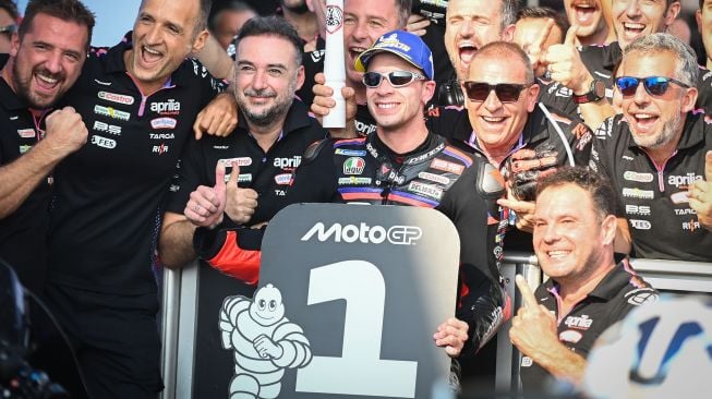 Pembalap Aprilia Racing Marco Bezzecchi (tengah) berselebrasi bersama ofisial timnya usai memenangi balapan MotoGP Pertamina Grand Prix of Indonesia 2026 di Sirkuit Internasional Pertamina Mandalika, KEK Mandalika, Lombok Tengah, NTB, Minggu (11/10/2026). [ANTARA FOTO/Fikri Yusuf/app/bar]