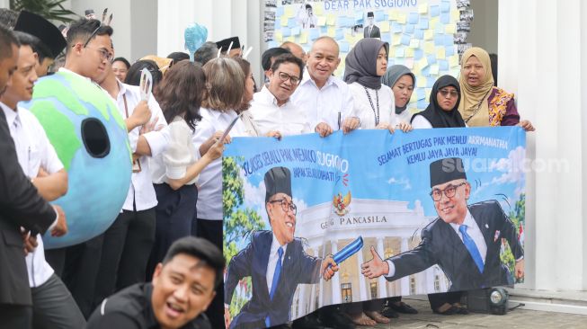 Pegawai Kementerian Luar Negeri membentangkan ucapan terima kasih saat acara pisah sambut pejabat baru dan lama di Gedung Pancasila, Kementerian Luar Negeri, Jakarta, Senin (12/10/2026). [Suara.com/Alfian Winanto]