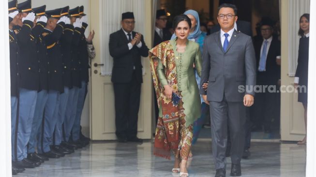 Pejabat lama Menteri Luar Negeri Sugiono didampingi istrinya Marlyn Maisarah menyapa pegawai Kementerian Luar Negeri dalam acara pisah sambut pejabat baru dan lama di Gedung Pancasila, Kementerian Luar Negeri, Jakarta, Senin (12/10/2026). [Suara.com/Alfian Winanto]