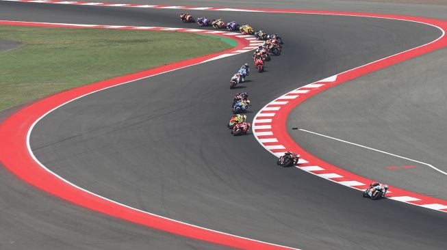 Sejumlah pembalap memacu kecepatan sepeda motornya saat balapan MotoGP Pertamina Grand Prix of Indonesia 2026 di Sirkuit Internasional Pertamina Mandalika, KEK Mandalika, Lombok Tengah, NTB, Minggu (11/10/2026). [ANTARA FOTO/Fikri Yusuf/app/bar]
