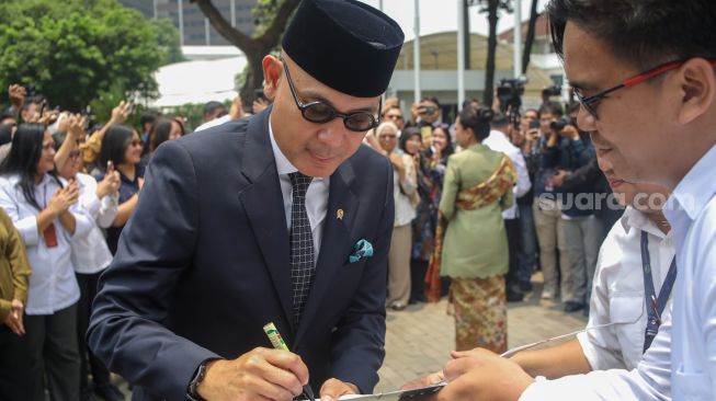 Menteri Luar Negeri Arrmanatha menyapa pegawai Kementerian Luar Negeri dalam acara pisah sambut pejabat baru dan lama di Gedung Pancasila, Kementerian Luar Negeri, Jakarta, Senin (12/10/2026). [Suara.com/Alfian Winanto]
