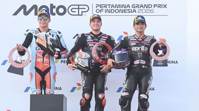 Pembalap Aprilia Racing Marco Bezzecchi (tengah) diapit rekan setimnya Jorge Martin (kanan) dan rivalnya Raul Fernandez (kiri) berfoto dengan piala mereka usai memenangi balapan MotoGP Pertamina Grand Prix of Indonesia 2026 di Sirkuit Internasional Pertamina Mandalika, KEK Mandalika, Lombok Tengah, NTB, Minggu (11/10/2026). [ANTARA FOTO/Fikri Yusuf/app/bar]
