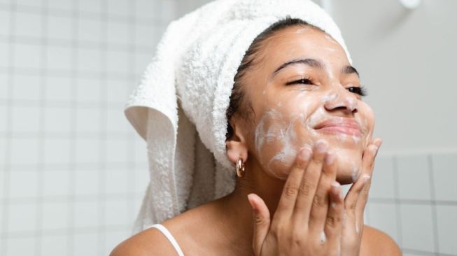 Ilustrasi memakai sabun cuci muka retinol (Pexels/Ron Lach)