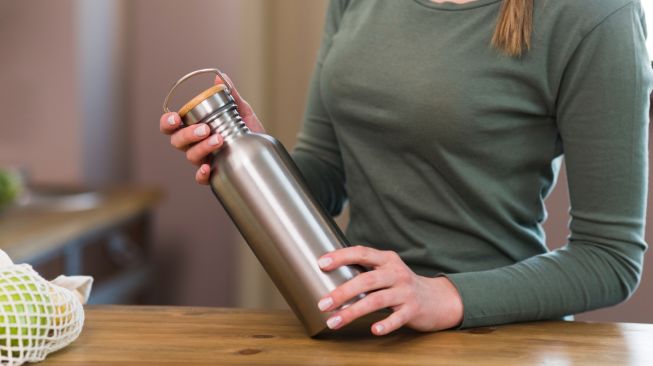 Ilustrasi tumbler atau termos stainless steel [Magnific]