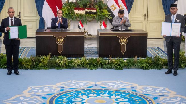 Presiden Prabowo Subianto (kedua kanan) bersama Presiden Mesir Abdel Fattah el-Sisi (kedua kiri) menyaksikan Menteri Luar Negeri Arrmanatha Nasir (kanan) dengan Menteri Luar Negeri Mesir Badr Abdelatty (kiri) memperlihatkan nota kesepahaman (MoU) yang sudah ditandatangani usai pertemuan bilateral di Istana Merdeka, Jakarta, Minggu (11/10/2026). [ANTARA FOTO/Bayu Pratama S/bar]
