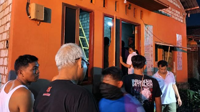 Evakuasi korban meninggal dunia akibat kebakaran di Desa Growong Lor, Kecamatan Juwana, Kabupaten Pati. [Suara.com/Singgih Tri]