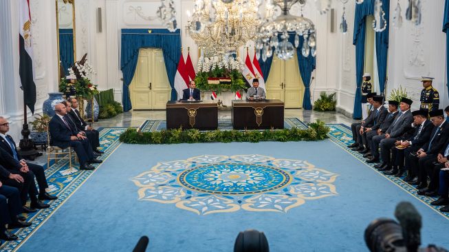 Presiden Prabowo Subianto (kanan) bersama Presiden Mesir Abdel Fattah el-Sisi (kiri) menyampaikan keterangan pers usai pertemuan bilateral di Istana Merdeka, Jakarta, Minggu (11/10/2026). [ANTARA FOTO/Bayu Pratama S/bar]