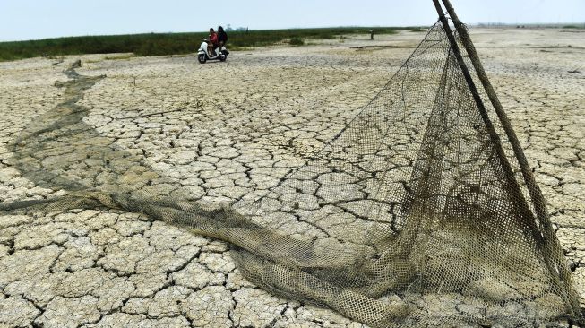 Warga mengendarai sepeda motor di kawasan Danau Semayang, Kota Bangun, Kutai Kartanegara, Kalimantan Timur, Minggu (11/10/2026). [ANTARA FOTO/Angga Palguna/nym]