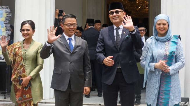Menteri Luar Negeri Arrmanatha Nasir (kedua kanan) bersama Istri Nur Indah Sari (kanan), Pejabat lama Menteri Luar Negeri Sugiono (kedua kiri) didampingi istri Marlyn Maisarah (kiri) menyapa pegawai Kementerian Luar Negeri dalam acara pisah sambut pejabat baru dan lama di Gedung Pancasila, Kementerian Luar Negeri, Jakarta, Senin (12/10/2026). [Suara.com/Alfian Winanto]