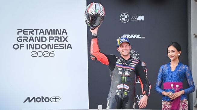 Pembalap Aprilia Racing Marco Bezzecchi (kiri) berselebrasi usai memenangi balapan MotoGP Pertamina Grand Prix of Indonesia 2026 di Sirkuit Internasional Pertamina Mandalika, KEK Mandalika, Lombok Tengah, NTB, Minggu (11/10/2026). [ANTARA FOTO/Fikri Yusuf/app/bar]