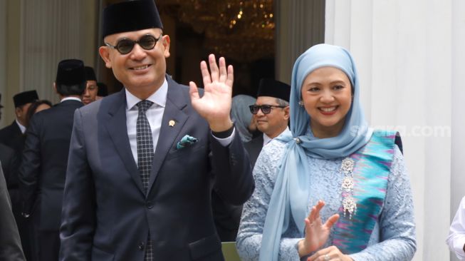 Menteri Luar Negeri Arrmanatha Nasir bersama Istrinya Nur Indah Sari menyapa pegawai Kementerian Luar Negeri dalam acara pisah sambut pejabat baru dan lama di Gedung Pancasila, Kementerian Luar Negeri, Jakarta, Senin (12/10/2026). [Suara.com/Alfian Winanto]