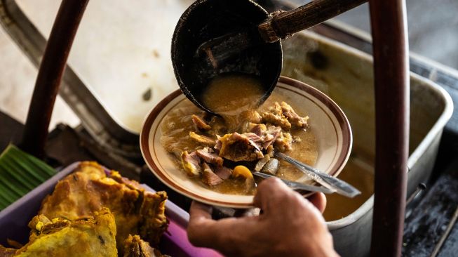 Pedagang menyajikan kuliner gule kambing bustaman di Semarang, Jawa Tengah, Senin (12/10/2026). [ANTARA FOTO/Aprillio Akbar/YU]