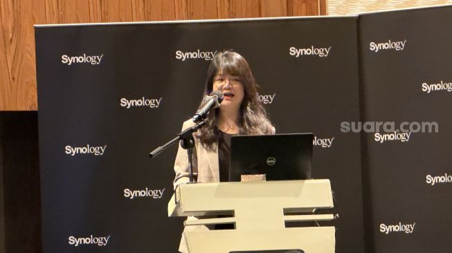 Country Manager Synology Indonesia, Clara Hsu saat konferensi pers yang digelar di Jakarta, Selasa (13/10/2026). [Suara.com/Dicky Prastya]