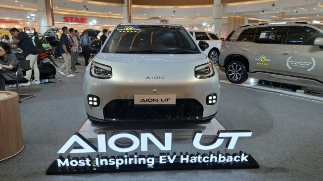 GAC Indonesia Resmi Kenalkan Mobil Listrik AION UT Urban di Bekasi