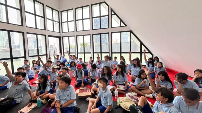 Suasana penuh antusiasme dari para siswa VIS School saat sesi tanya jawab berlangsung di kantor Suara.com, Selasa (13/10/2026). Foto: Dok. Pribadi / Inesia Dian