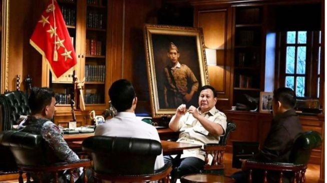 Presiden Prabowo Subianto (kedua kanan) berbincang dengan Seskab Teddy Indra Wijaya (kanan), Kepala Bakom RI Syahganda Nainggolan (kiri) dan Wakil Kepala Bakom Fadli Tri Hartono (kedua kiri) di Hambalang, Jawa Barat, Minggu (4/10/2026). ANTARA/Instagram@sekretariat.kabinet/am.