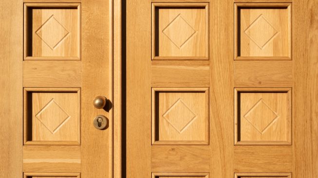 Ilustrasi pintu kayu rumah. [Pexels/Jan van der Wolf]