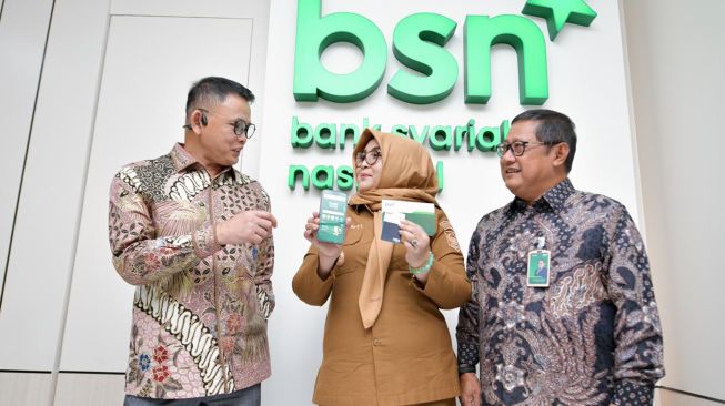 (Dari kiri kekanan) Direktur Network & Retail Funding Bank BSN Ari Kurniaman, Wakil Bupati Banyumas Dwi Asih Lintarti dan Direktur Utama Bank BSN Alex Sofjan Noor saat acara Grand Opening Bank BSN Kantor Cabang Purwokerto, Senin (12/10/2026). [handout]
