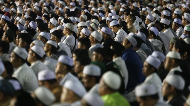 Umat Islam menghadiri Tablig Akbar Majelis Rasulullah SAW di kawasan Silang Monas, Jakarta, Senin (12/10/2026). [ANTARA FOTO/Angga Budhiyanto/wsj]