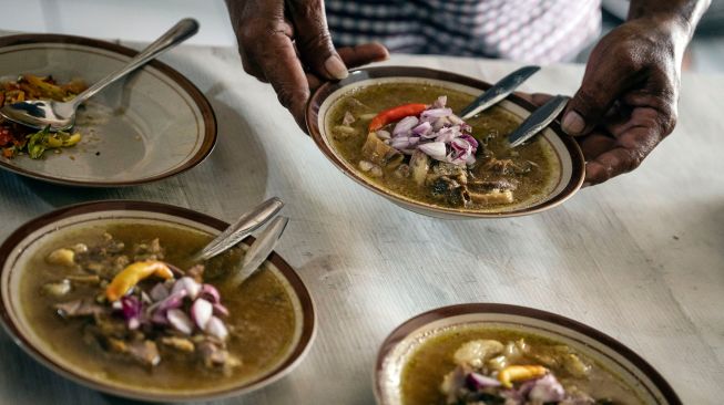 Pedagang menyajikan kuliner gule kambing bustaman di Semarang, Jawa Tengah, Senin (12/10/2026). [ANTARA FOTO/Aprillio Akbar/YU]